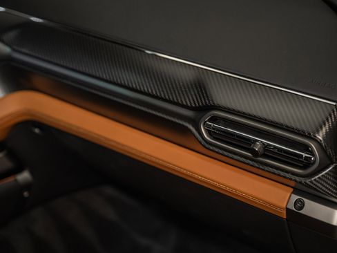 Used 2025 Aston Martin Vanquish Coupe image 34