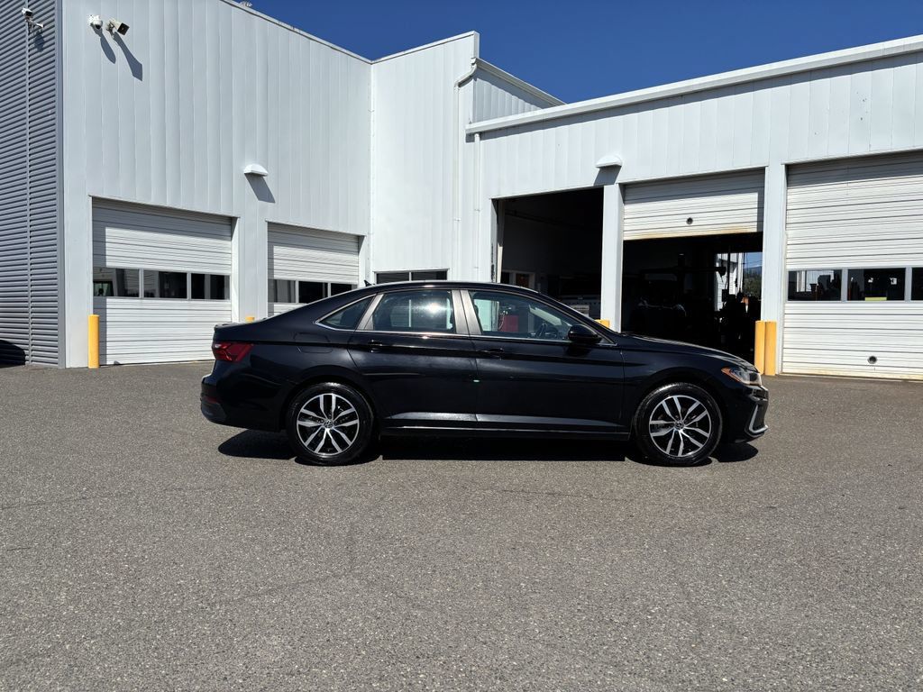 Used 2025 Volkswagen Jetta SE FWD image 8