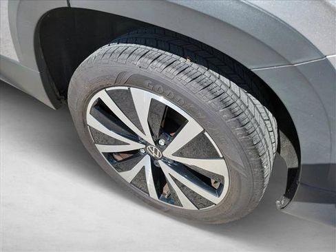 Used 2024 Volkswagen Taos SE FWD image 12