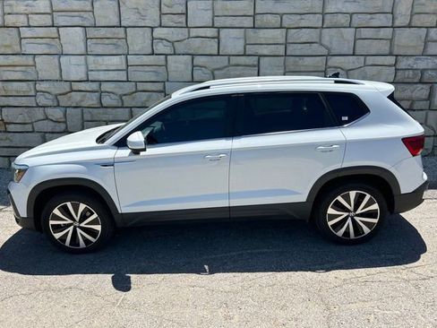 Used 2024 Volkswagen Taos SE FWD image 3