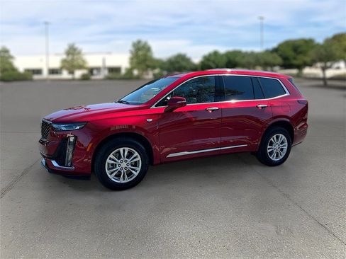 New 2025 Cadillac XT6 Luxury image 3