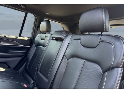 Used 2025 Jeep Grand Cherokee Limited w/ Luxury Tech Group II image 33