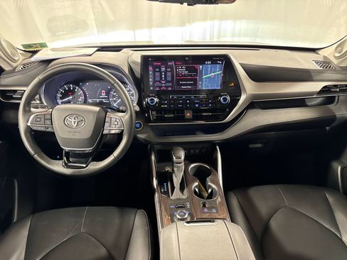 Used 2020 Toyota Highlander Platinum AWD/4WD image 4
