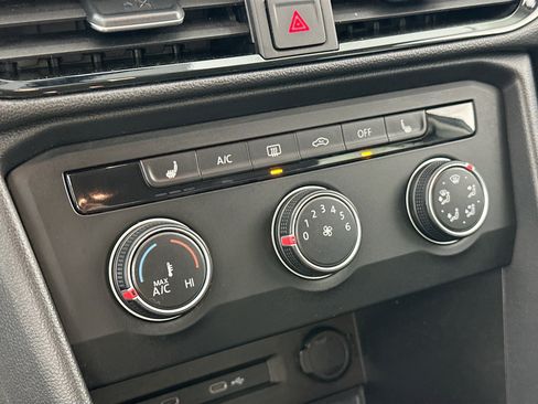 Used 2022 Volkswagen Taos SE image 15