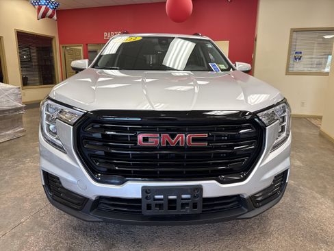 Used 2022 GMC Terrain SLE w/ Driver Convenience Package AWD/4WD image 2