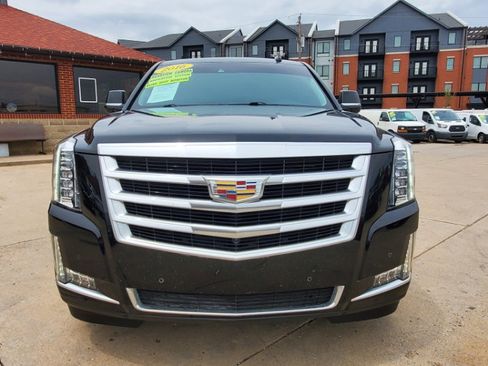 Used 2016 Cadillac Escalade Luxury image 2