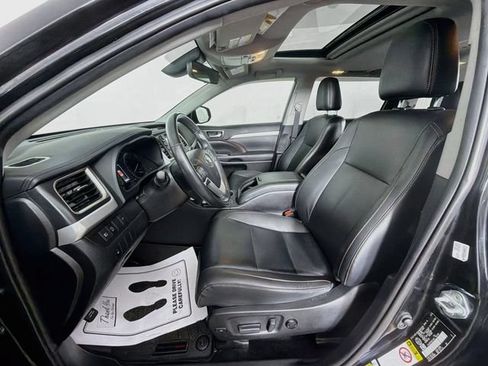 Used 2019 Toyota Highlander XLE AWD/4WD image 21