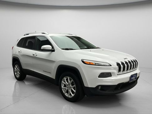 Used 2016 Jeep Cherokee Latitude w/ Cold Weather Group AWD/4WD image 1