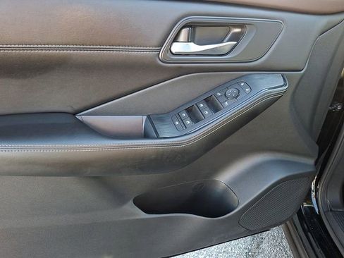 Used 2023 Nissan Rogue SV w/ SV Premium B Package image 12