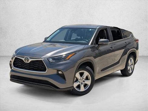 Used 2023 Toyota Highlander LE FWD image 1