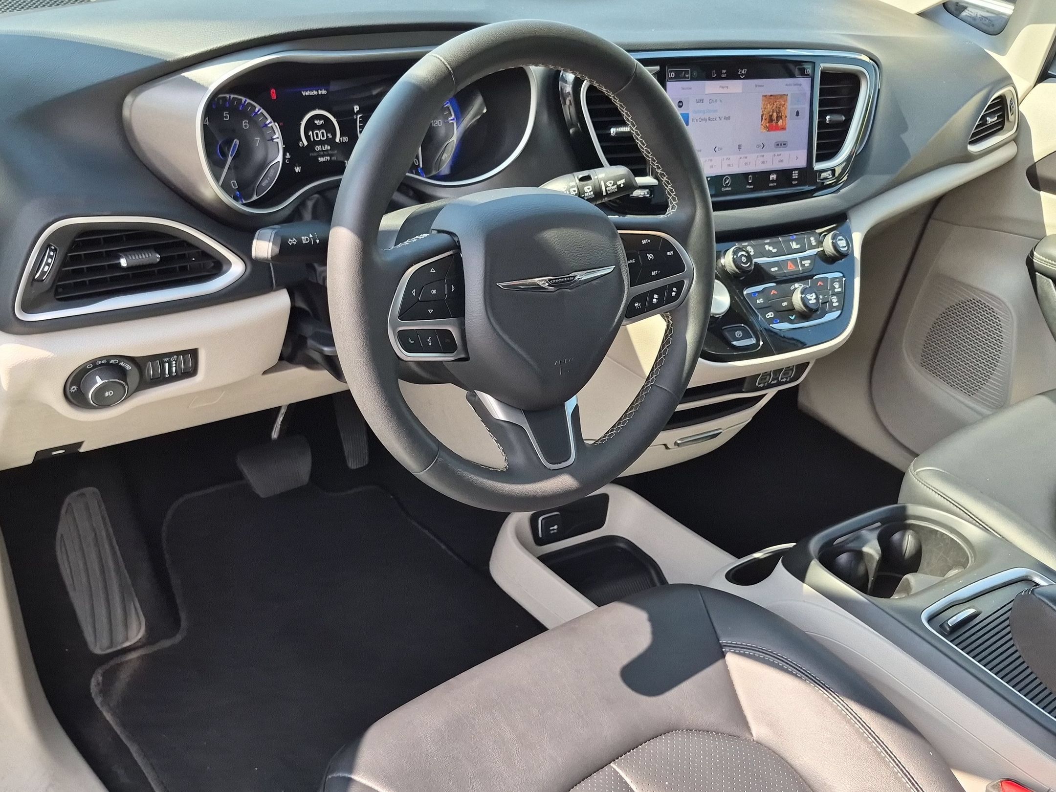 Used 2024 Chrysler Pacifica Touring-L FWD image 16