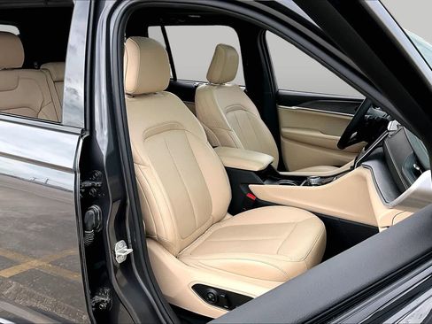 Used 2024 Jeep Grand Cherokee Limited w/ Luxury Tech Group II RWD image 10