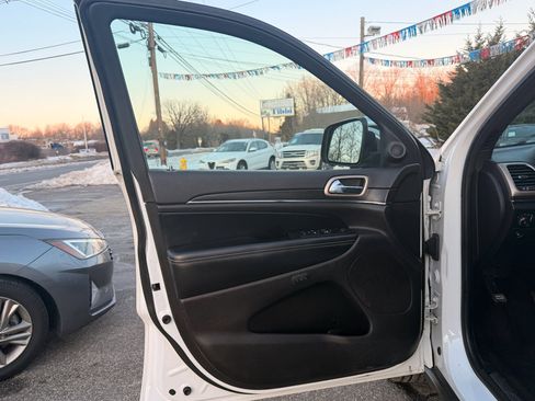 Used 2017 Jeep Grand Cherokee Limited image 15