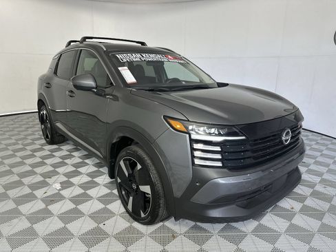 Used 2025 Nissan Kicks SR FWD image 2