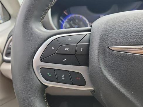 Used 2022 Chrysler Pacifica Touring-L FWD image 12