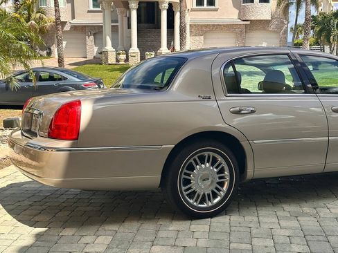 Used 2007 Lincoln Town Car Signature Limited RWD image 7