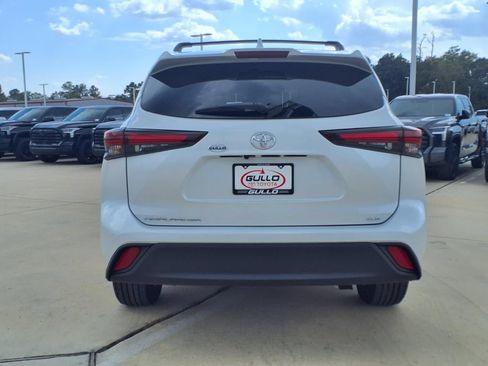 Certified 2025 Toyota Highlander XLE FWD image 6