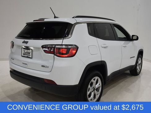 Used 2025 Jeep Compass Latitude w/ Sun & Sound Group AWD/4WD image 4
