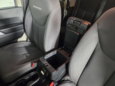 Used 2018 Jeep Wrangler Unlimited Sahara w/ Connectivity Group AWD/4WD image 21