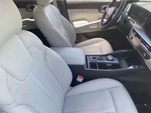 Certified 2025 Kia Sorento EX AWD/4WD image 9