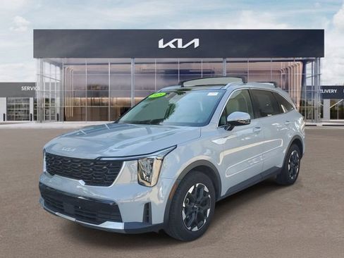 Used 2025 Kia Sorento S w/ Panoramic Sunroof Package FWD image 3