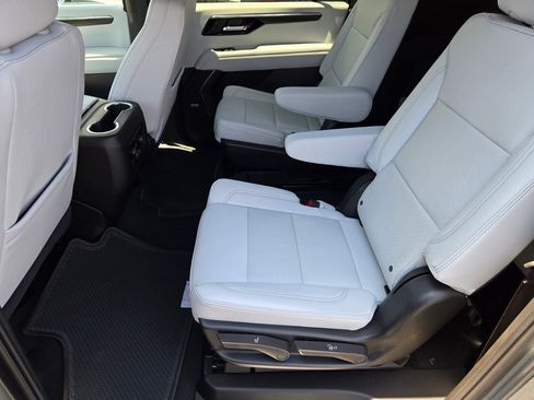 New 2025 Chevrolet Suburban Premier image 6