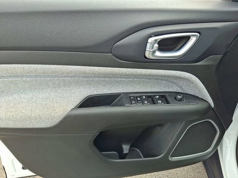Certified 2024 Jeep Compass Latitude AWD/4WD image 12