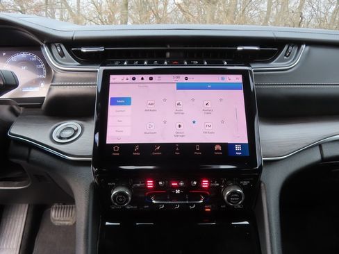 Certified 2022 Jeep Grand Cherokee Overland w/ Luxury Tech Group IV image 6