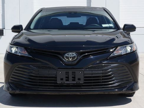 Used 2019 Toyota Camry LE image 4