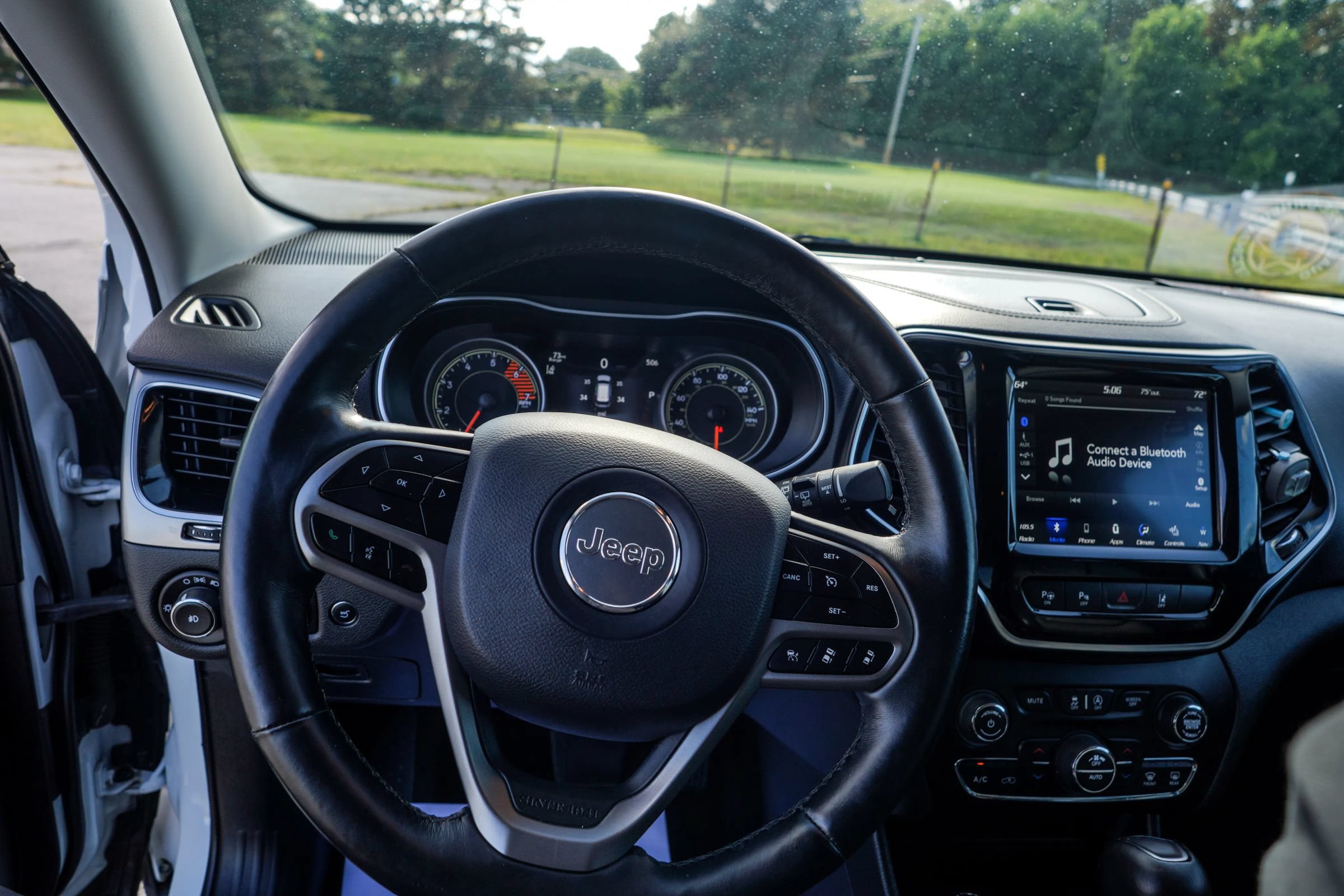 Used 2019 Jeep Cherokee Limited w/ Luxury Group AWD/4WD image 11