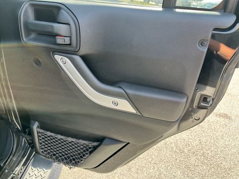 Used 2014 Jeep Wrangler Unlimited Sahara image 16