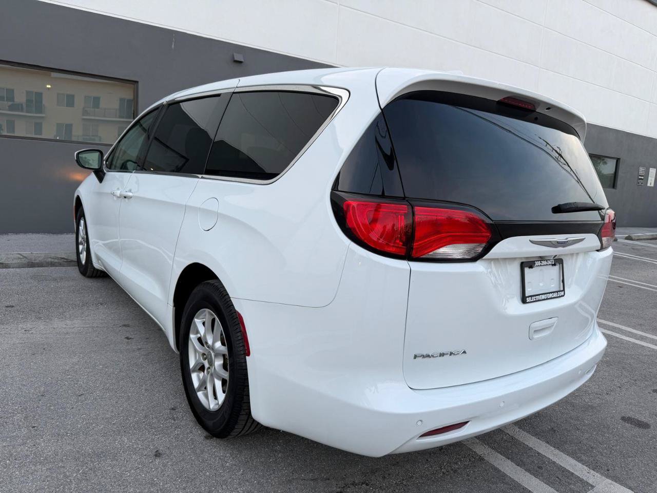 Used 2018 Chrysler Pacifica LX FWD image 4