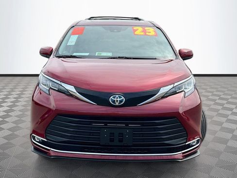 Used 2023 Toyota Sienna XLE FWD image 2