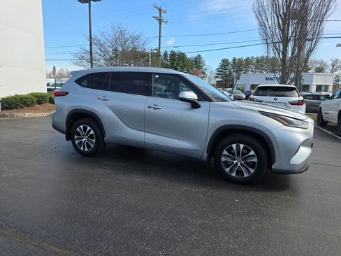 Used 2021 Toyota Highlander XLE image 8