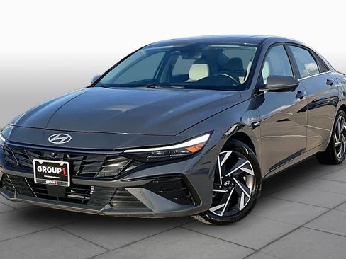 Used 2025 Hyundai Elantra SEL FWD image 1