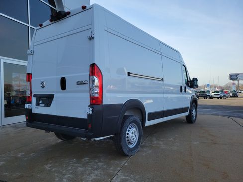 Used 2025 RAM ProMaster 2500 w/ Convenience Group image 4