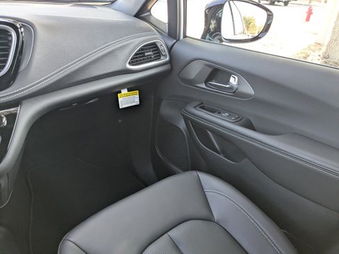 New 2026 Chrysler Pacifica Select image 17