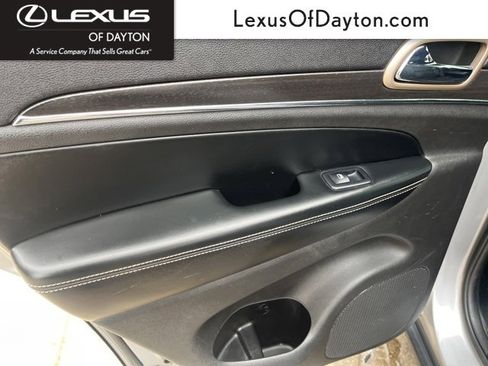 Used 2017 Jeep Grand Cherokee Limited w/ Luxury Group II image 30