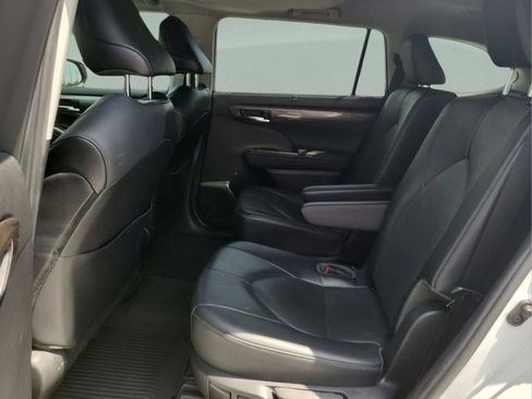 Used 2022 Toyota Highlander Limited FWD image 17