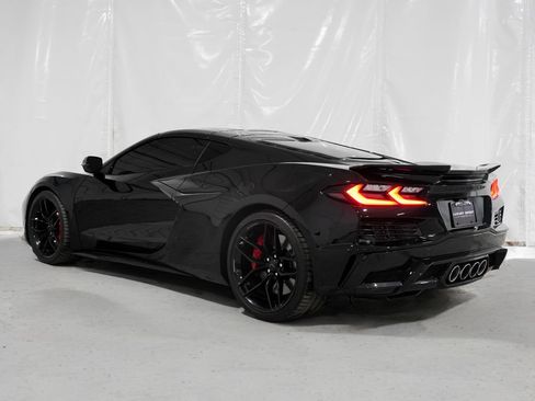 Used 2025 Chevrolet Corvette Z06 RWD image 3