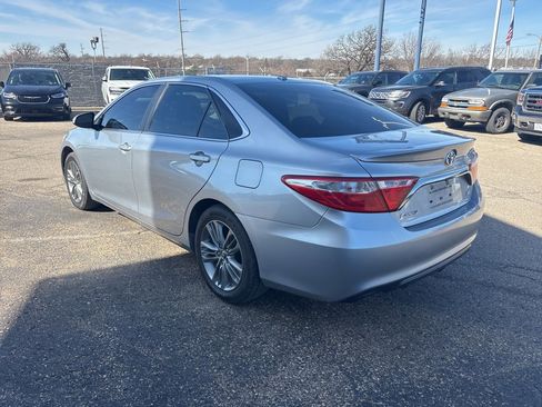Used 2017 Toyota Camry SE w/ Moonroof Package image 5