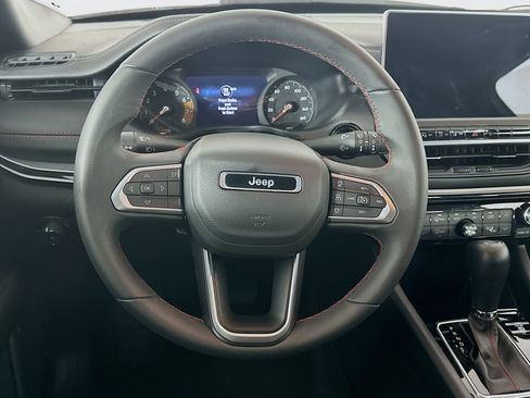 Used 2025 Jeep Compass Trailhawk AWD/4WD image 18