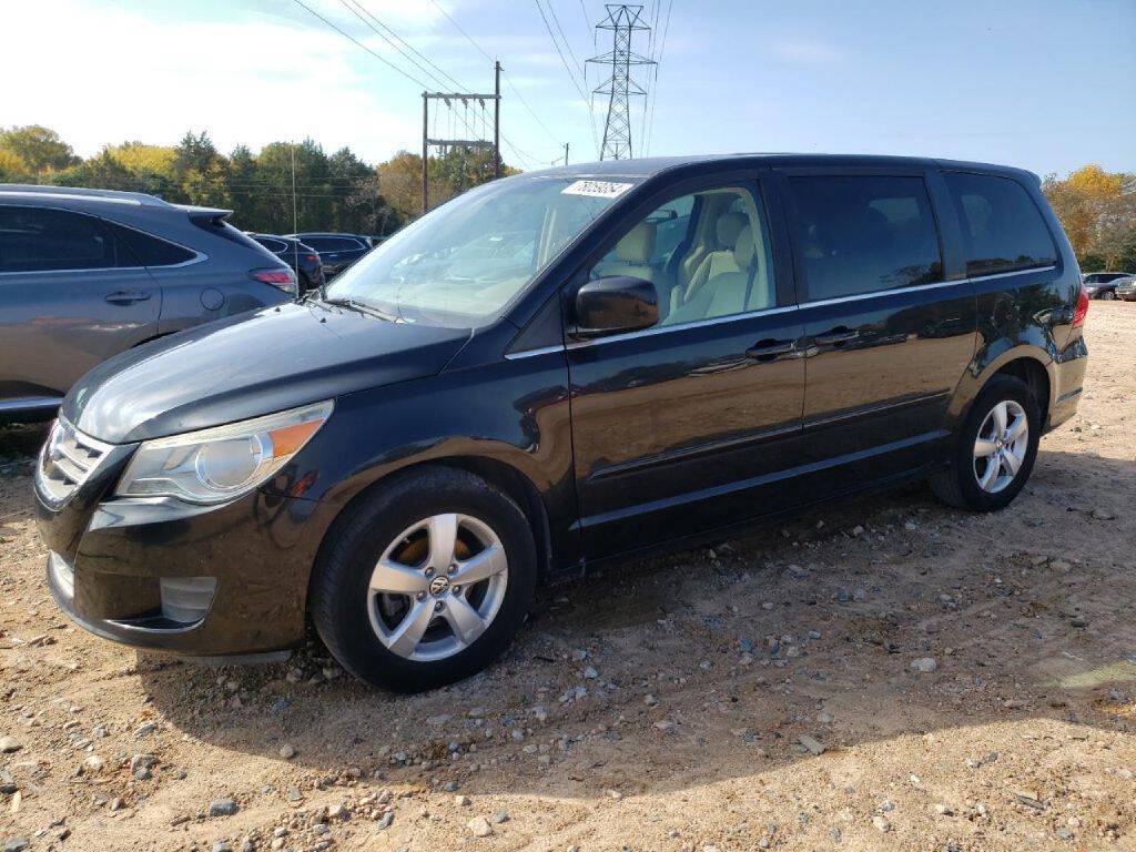 Used 2010 Volkswagen Routan SE FWD image 1
