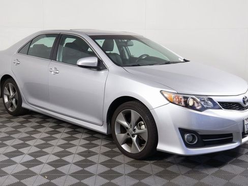 Used 2014 Toyota Camry SE w/ Leather Package image 2