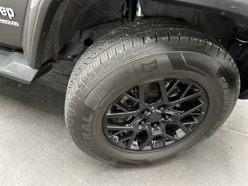 Used 2021 Jeep Wrangler Unlimited Sahara AWD/4WD image 11