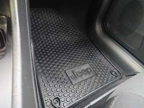 Used 2016 Jeep Cherokee Latitude w/ Cold Weather Group image 20