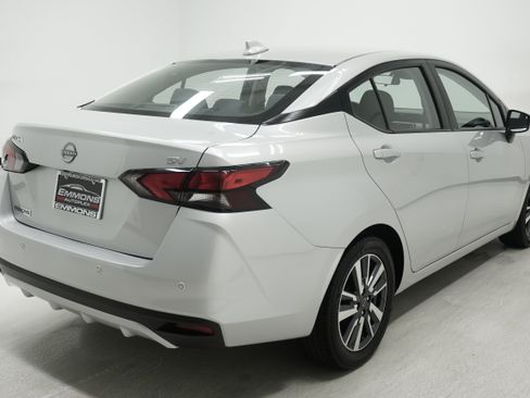 Used 2023 Nissan Versa SV FWD image 4