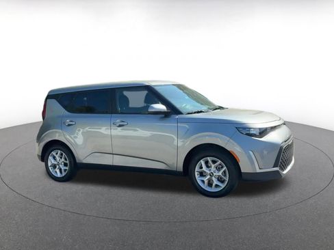 Used 2025 Kia Soul LX w/ LX Technology Package image 2