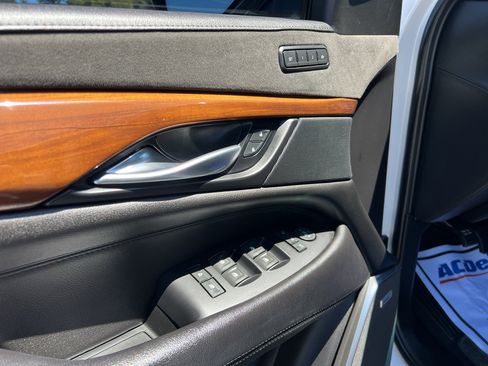 Certified 2019 Cadillac Escalade ESV Luxury AWD/4WD image 19