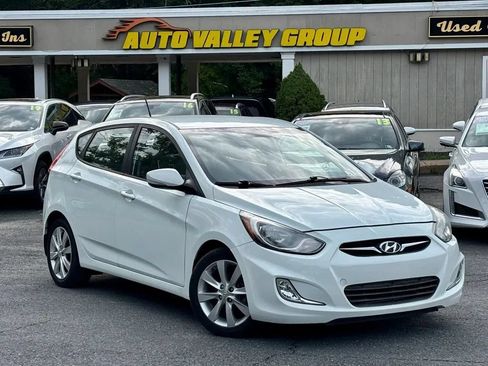 Used 2013 Hyundai Accent SE FWD image 1